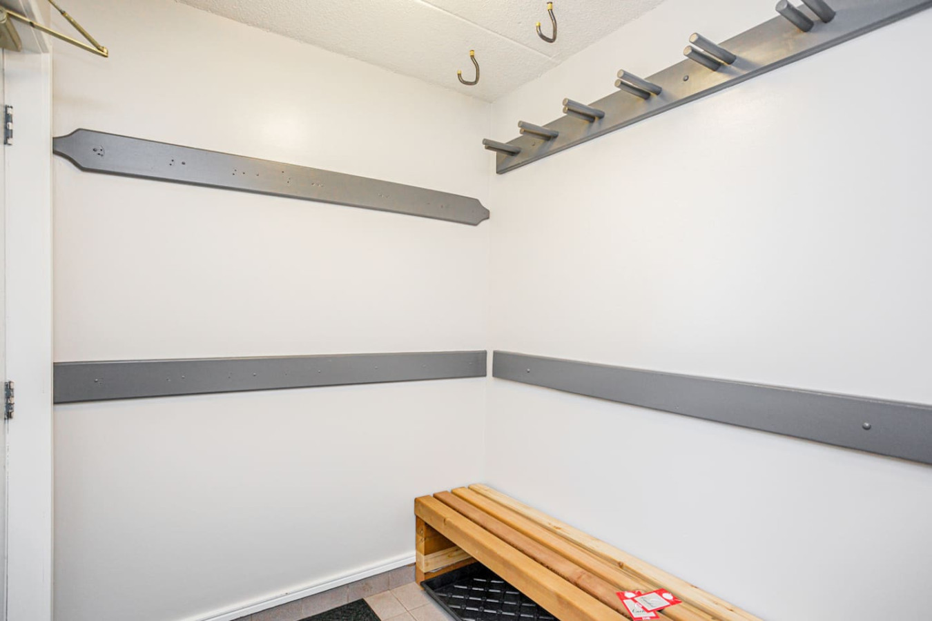 Bright & Spacious Condo, Mins to Blue & Mtn Views | Photo 16