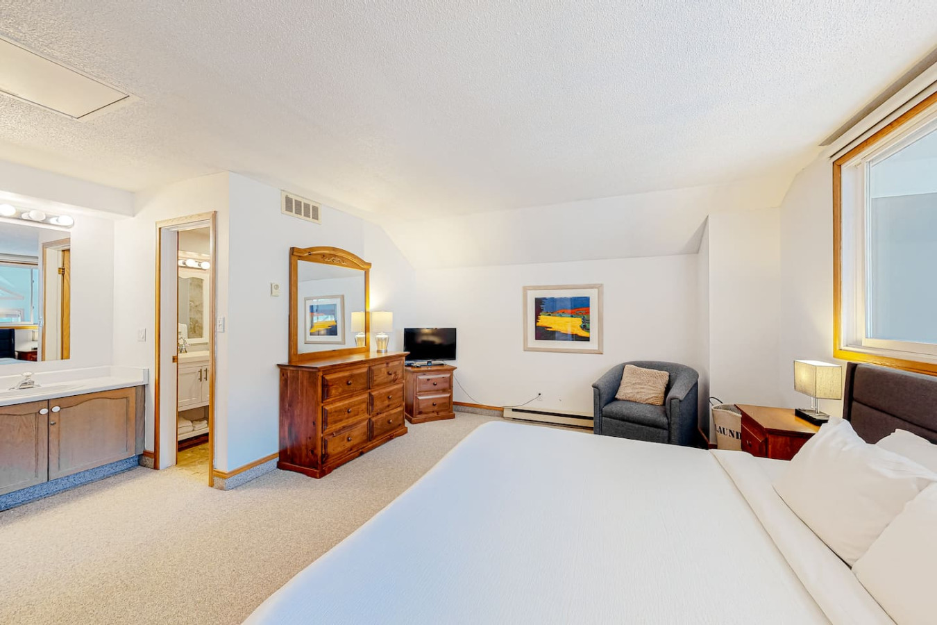 Bright & Spacious Condo, Mins to Blue & Mtn Views | Photo 8