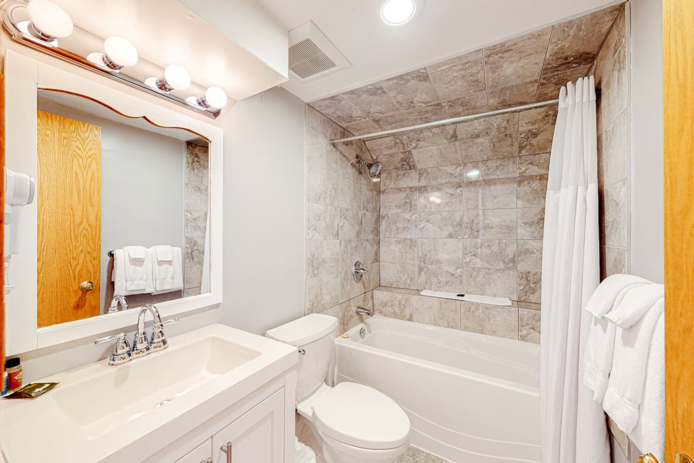 Bright & Spacious Condo, Mins to Blue & Mtn Views | Photo 9