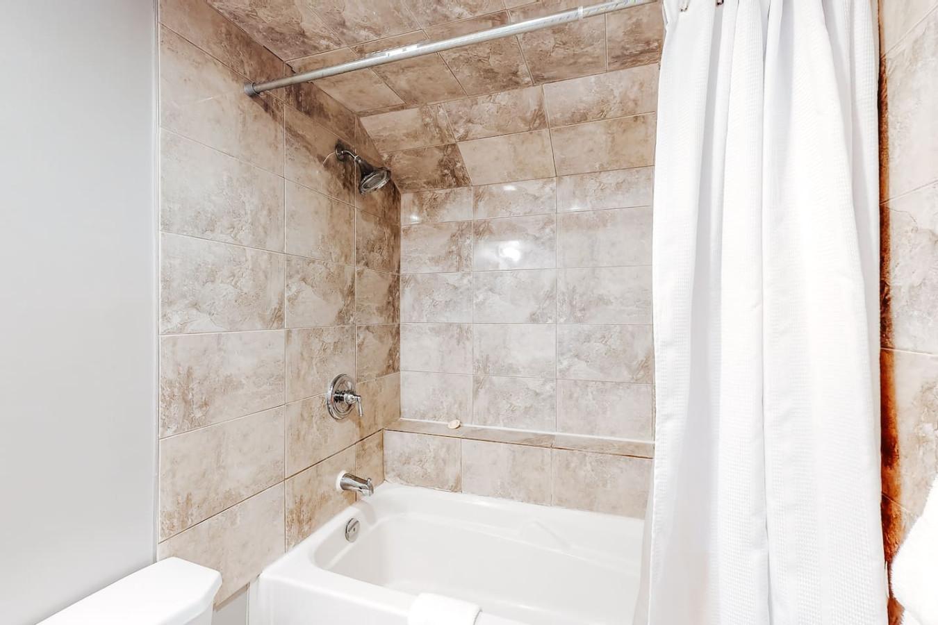 Bright & Spacious Condo, Mins to Blue & Mtn Views | Photo 10