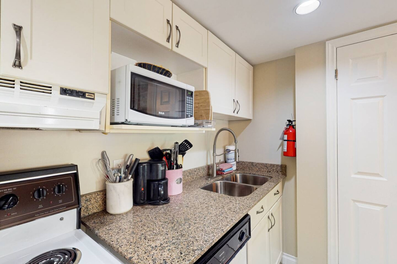 Cozy BM Studio | Pool, Hot Tub, Tennis | Photo 8