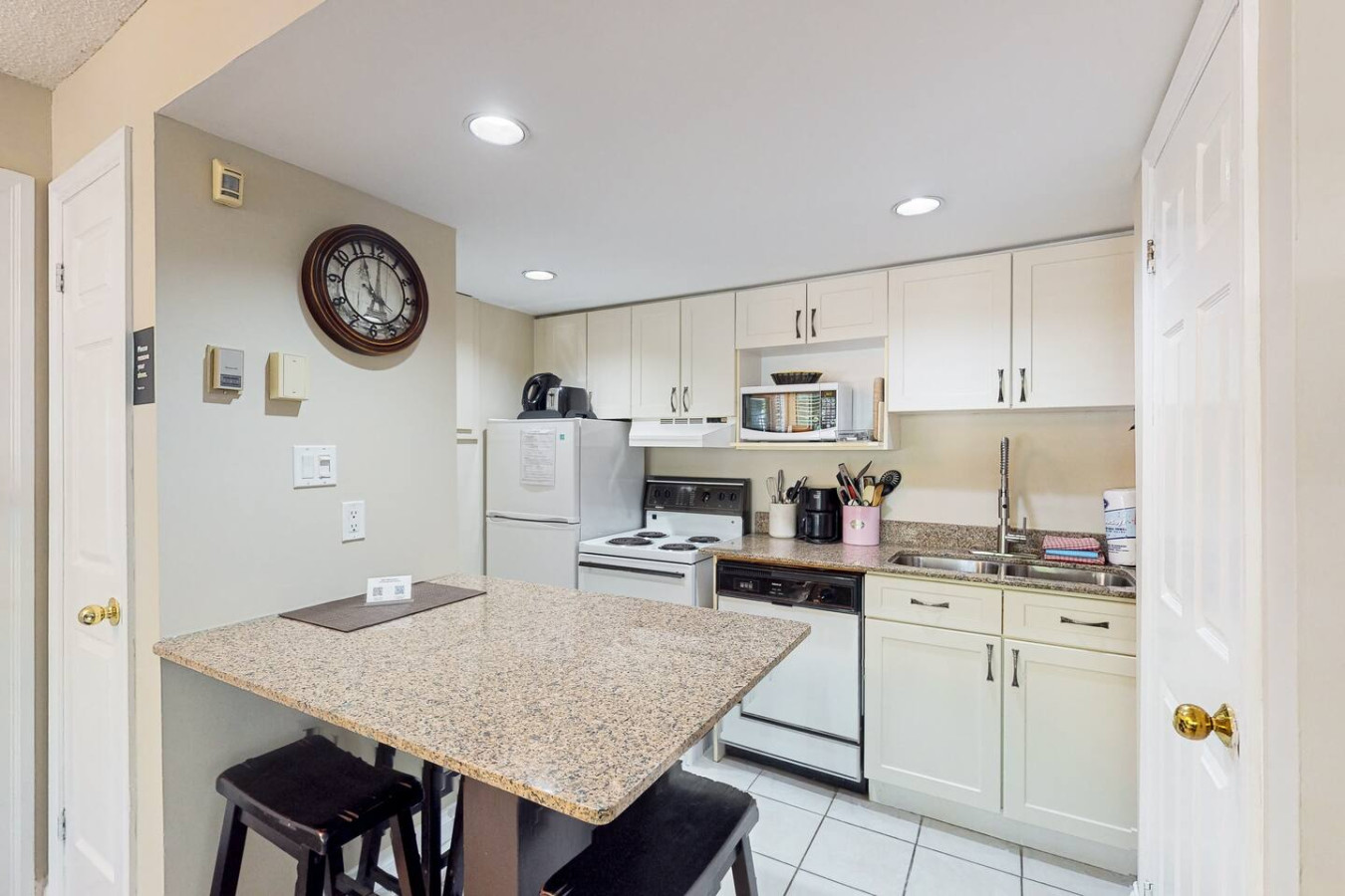 Cozy BM Studio | Pool, Hot Tub, Tennis | Photo 2