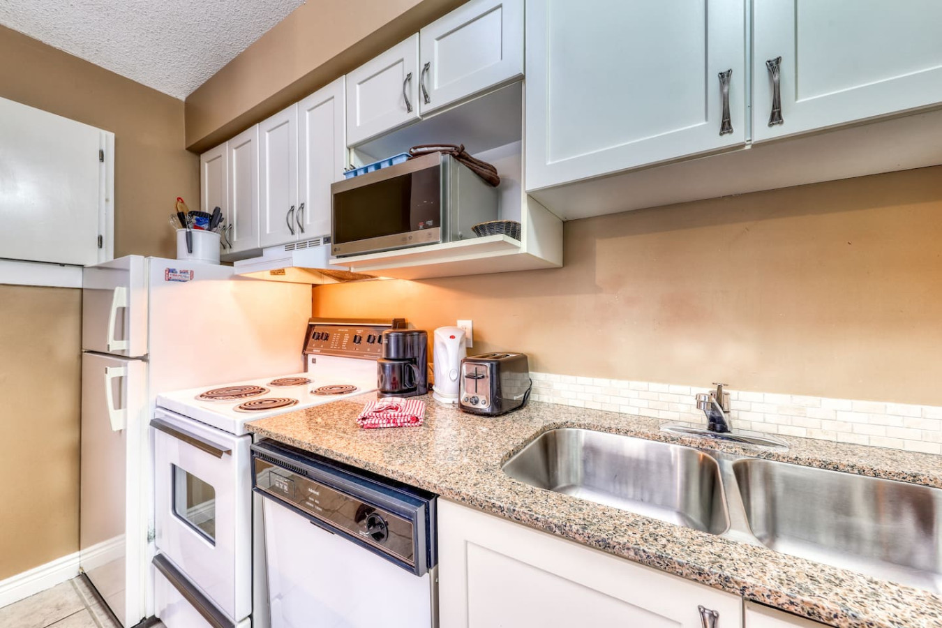 Spacious North Base Condo - Pool, Hot Tub, Tennis | Photo 8