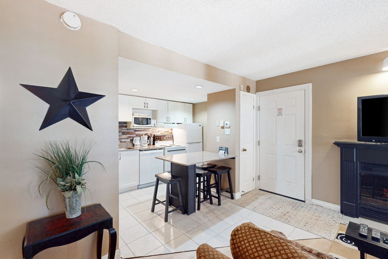 BM Studio w/ Large Patio | Pool, Hot Tub, Tennis | Photo 10