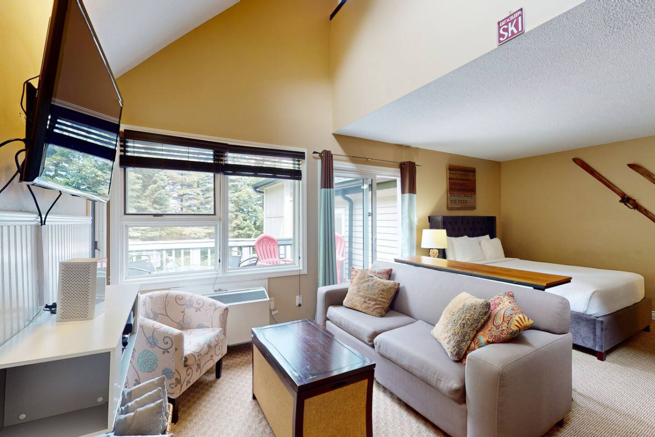 Mountain Loft Magic: Pool, Hot Tub, Tennis