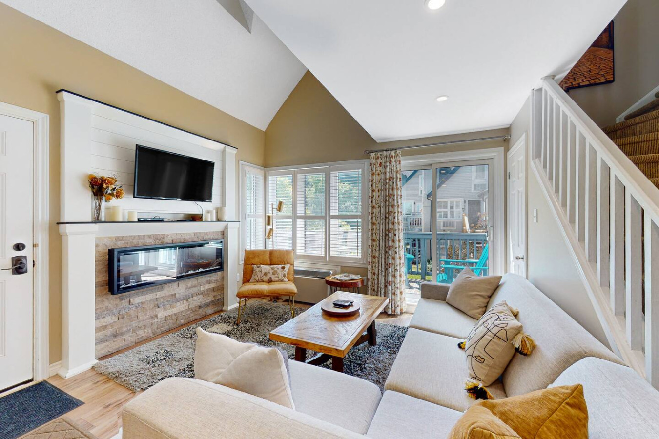 Bright Creekside Condo - Pool, Hot Tub, Tennis!