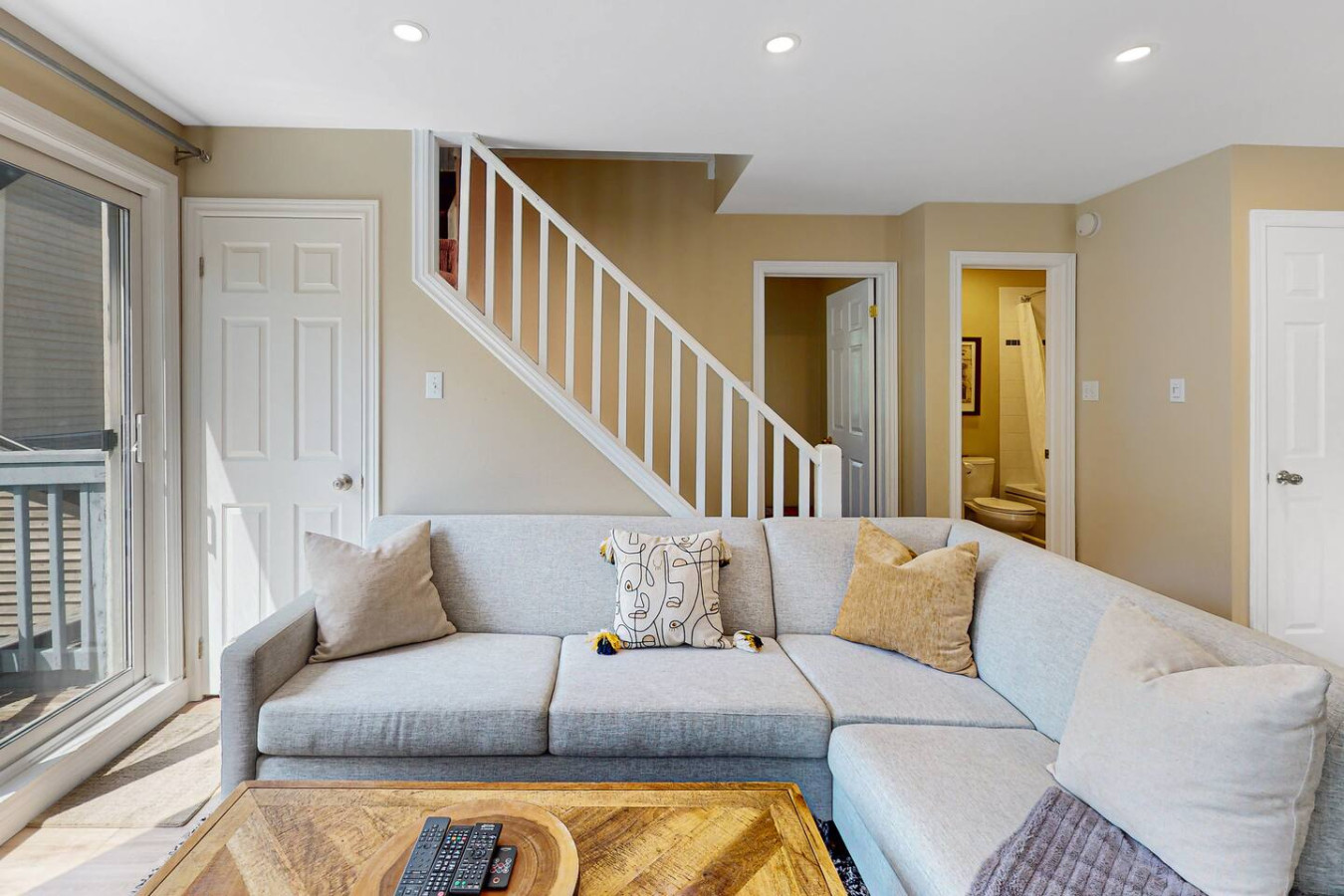 Bright Creekside Condo - Pool, Hot Tub, Tennis! | Photo 8