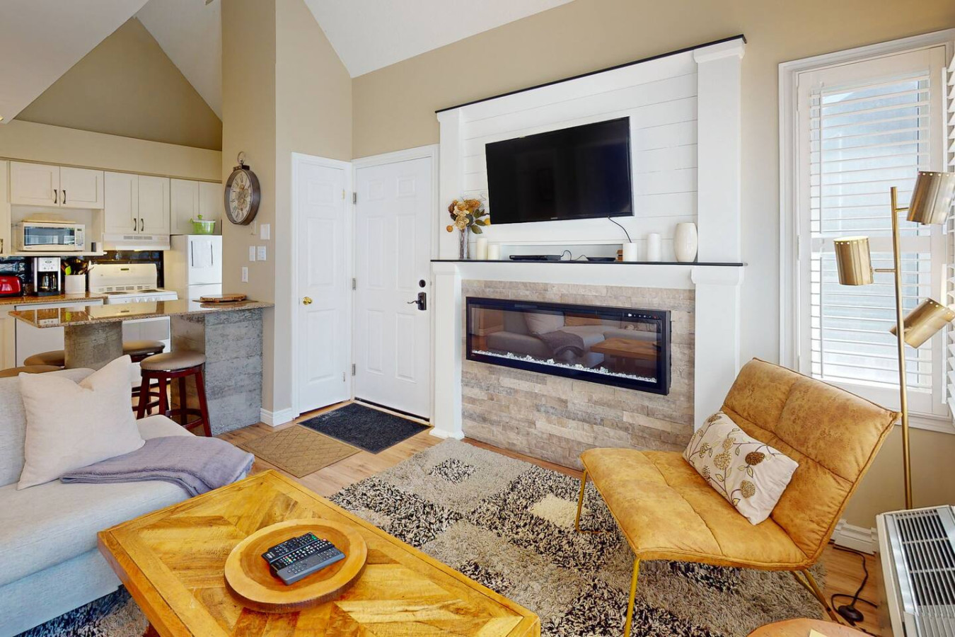 Bright Creekside Condo - Pool, Hot Tub, Tennis! | Photo 7