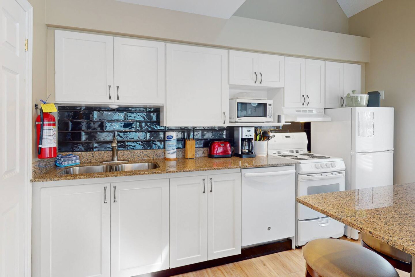 Bright Creekside Condo - Pool, Hot Tub, Tennis! | Photo 9