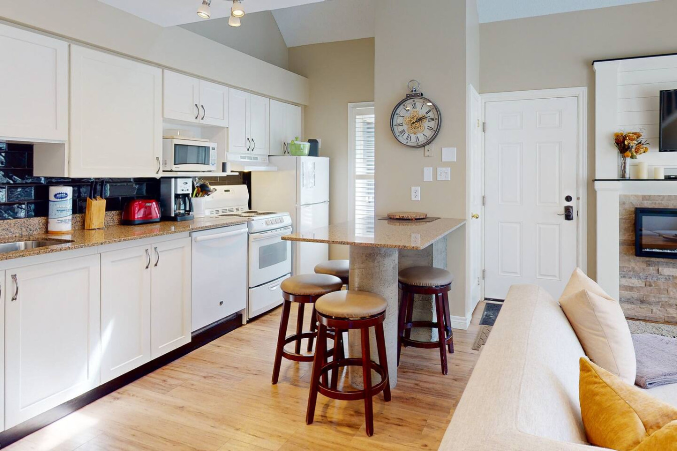 Bright Creekside Condo - Pool, Hot Tub, Tennis! | Photo 2