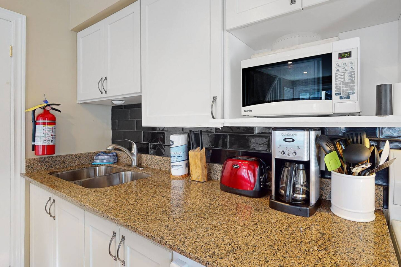 Bright Creekside Condo - Pool, Hot Tub, Tennis! | Photo 10