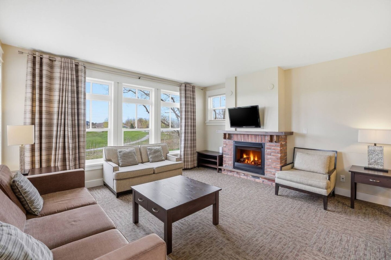 Private End-Unit: Golf Views & Steps to Village