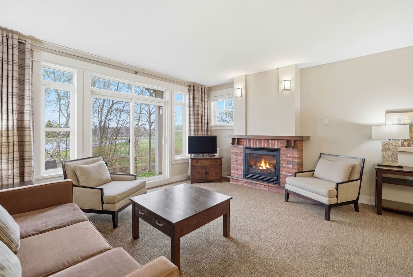 Green-Side Getaway: Steps to Blue Mountain Village