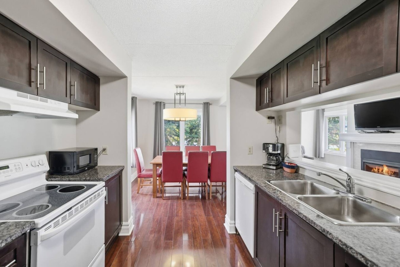 3BDR Blue Mountain Gem | Walk to Village & Ski 2