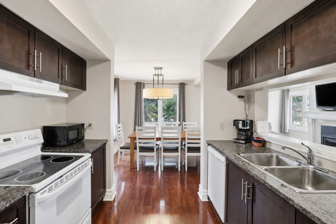 3BDR Blue Mountain Gem | Walk to Village & Ski 2