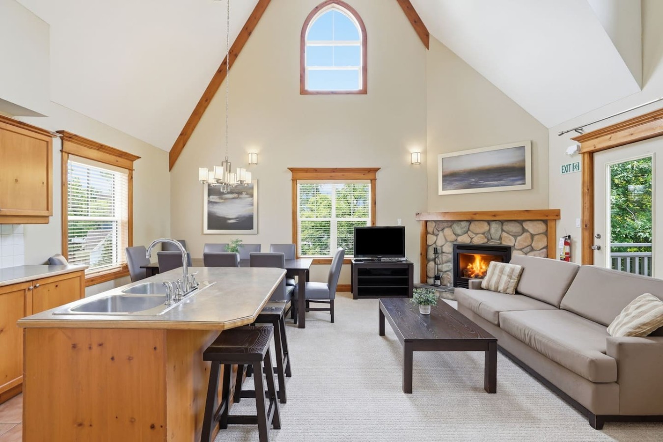 215 Snowbridge with Summer Pool
