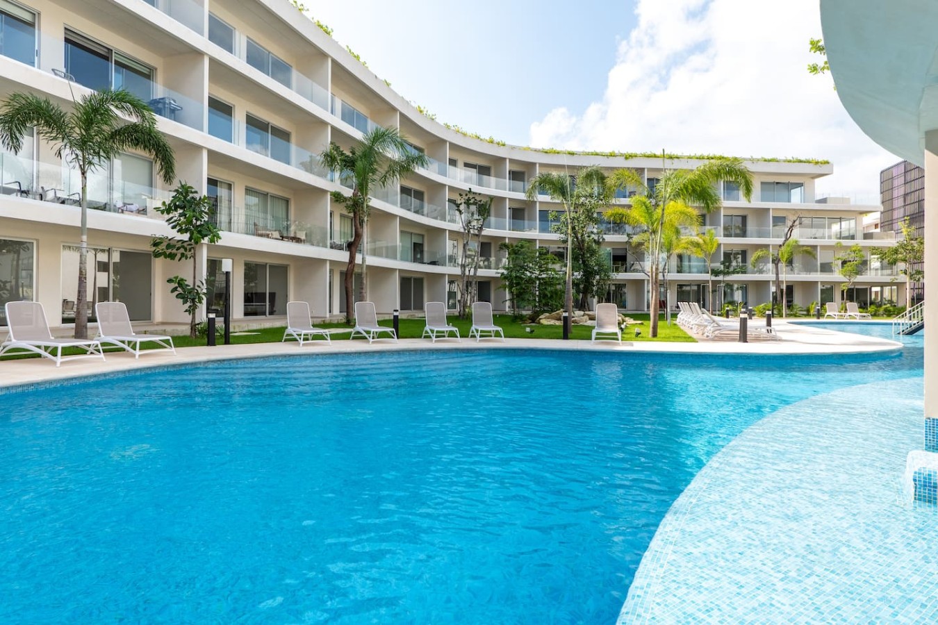 The Leaf | Modern 2BR with Pool & Balcony | Photo 32