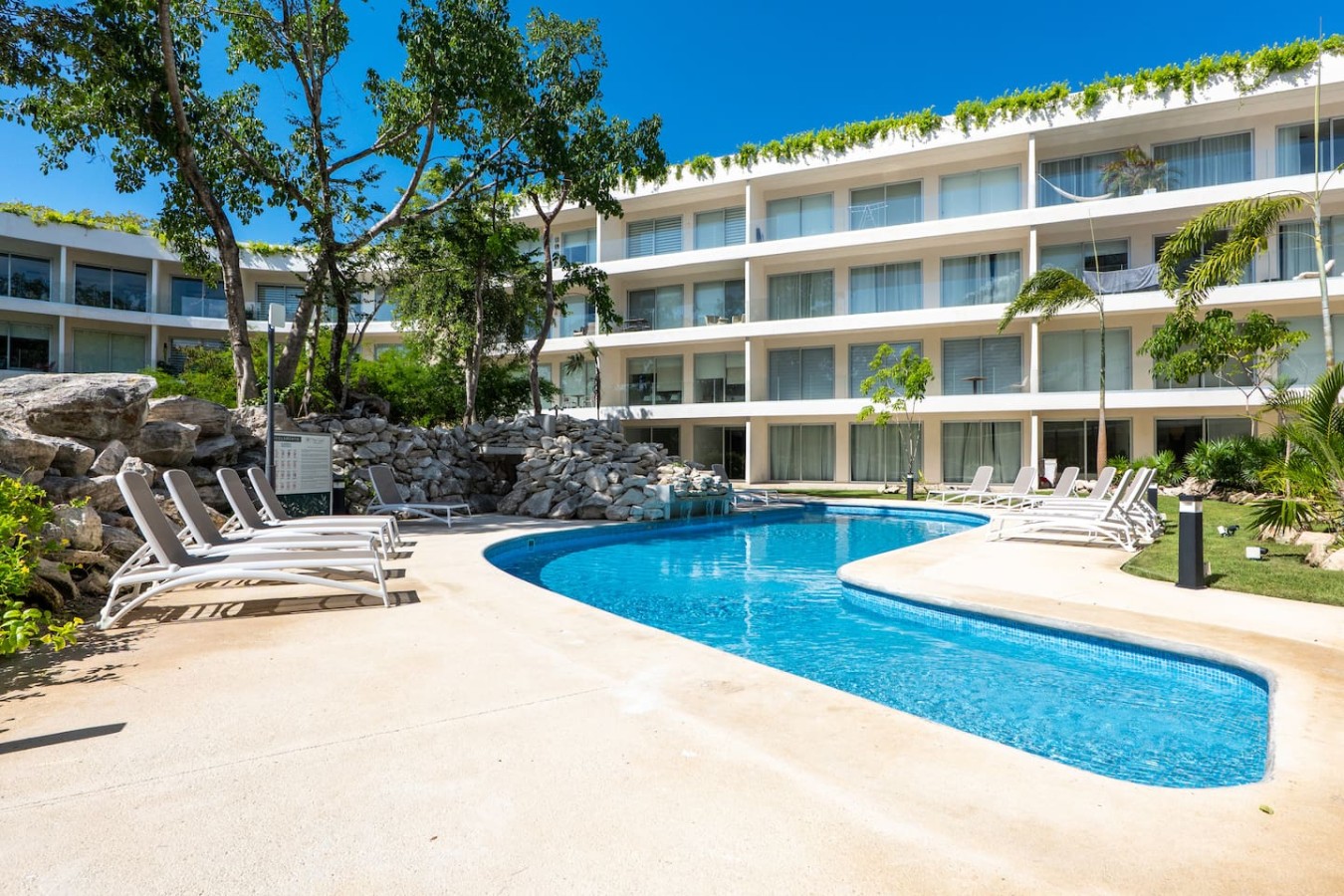 The Leaf | Modern 2BR with Pool & Balcony | Photo 35