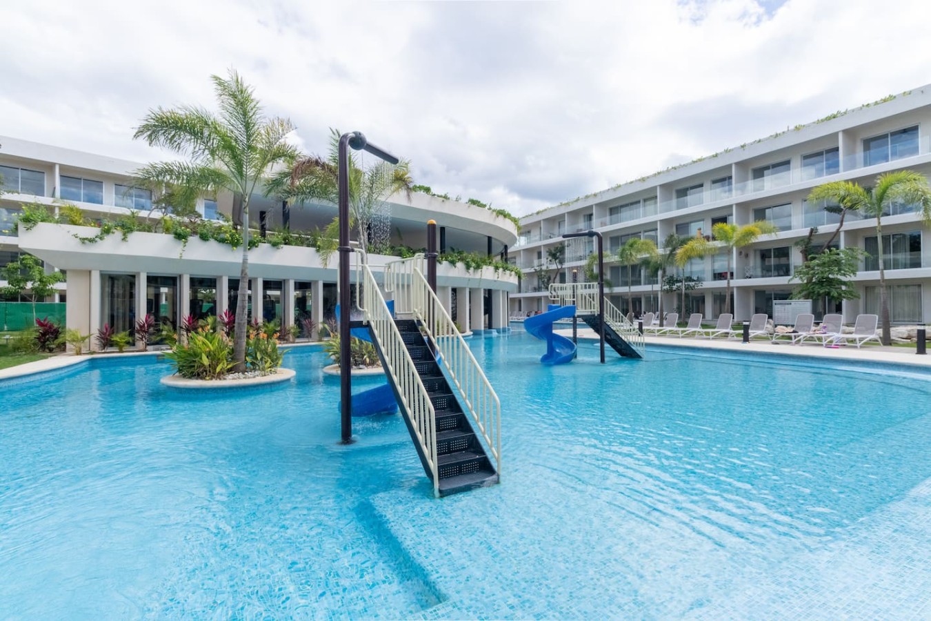 The Leaf | Modern 2BR with Pool & Balcony | Photo 25