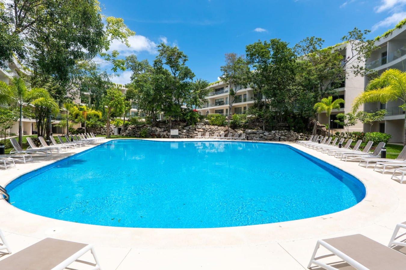 The Leaf | Modern 2BR with Pool & Balcony | Photo 44