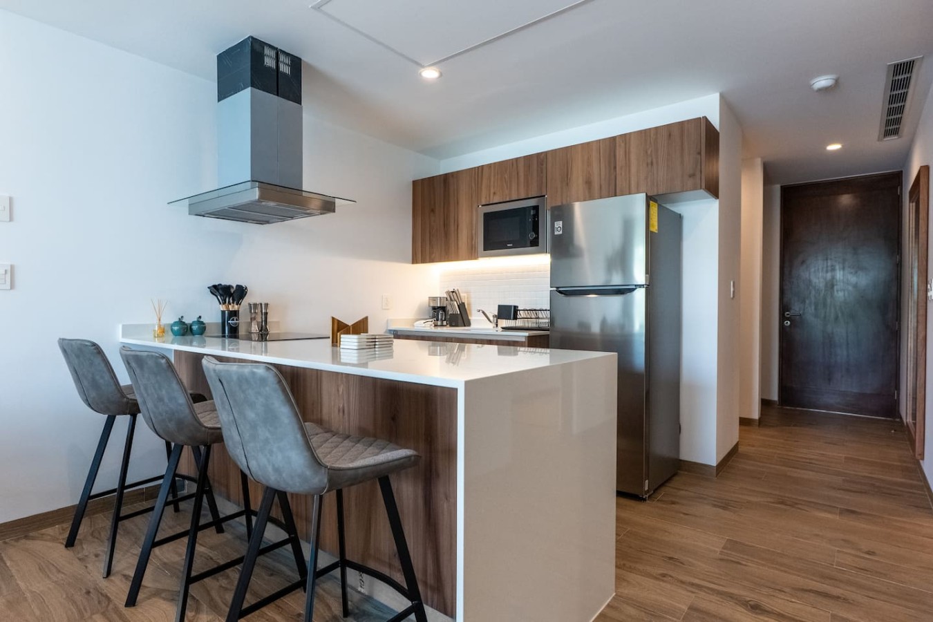 The Leaf | Modern 2BR with Pool & Balcony | Photo 2