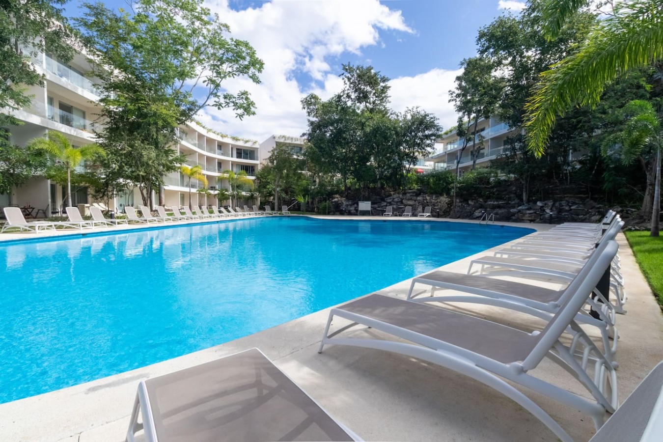 The Leaf | Modern 2BR with Pool & Balcony | Photo 29