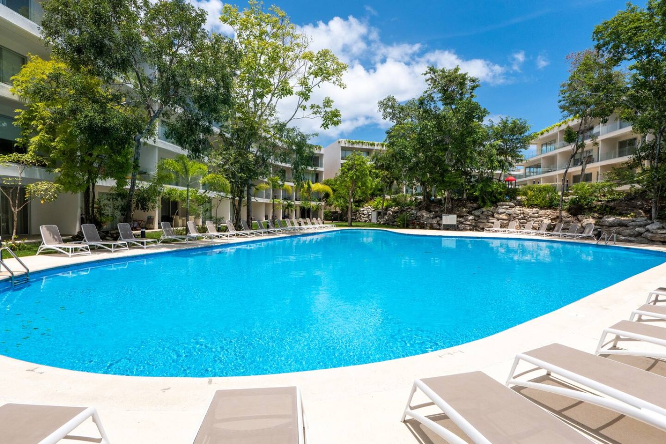 The Leaf | Modern 2BR with Pool & Balcony | Photo 5