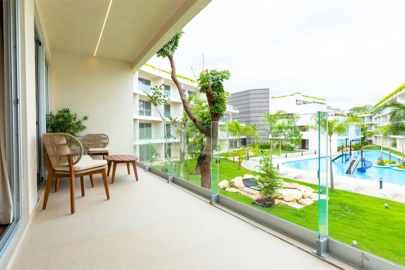 The Leaf | Modern 2BR with Pool & Balcony | Photo 4