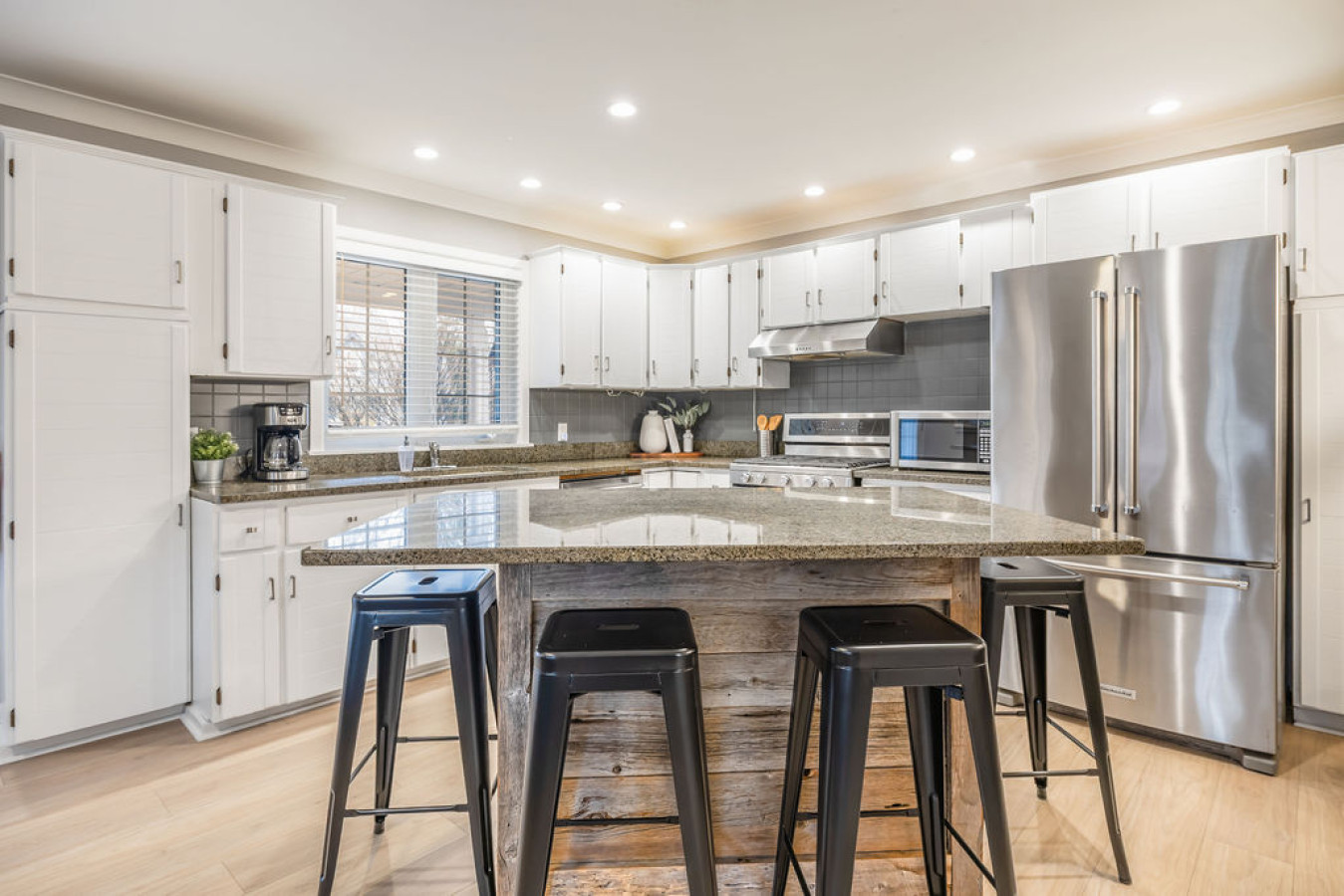 Liisa's Lodge: Private Pool + Hot Tub 8