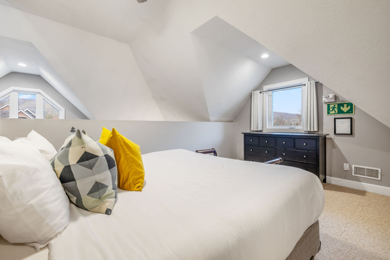 Liisa's Lodge: Private Pool + Hot Tub 17