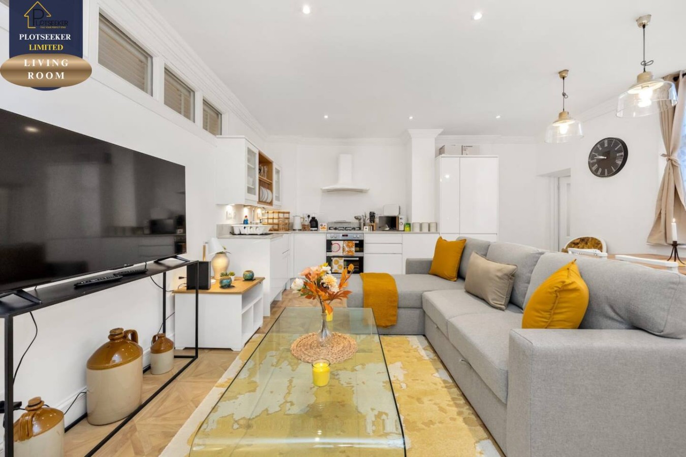 LIVING ROOM WITH DOUBLE SOFA BED