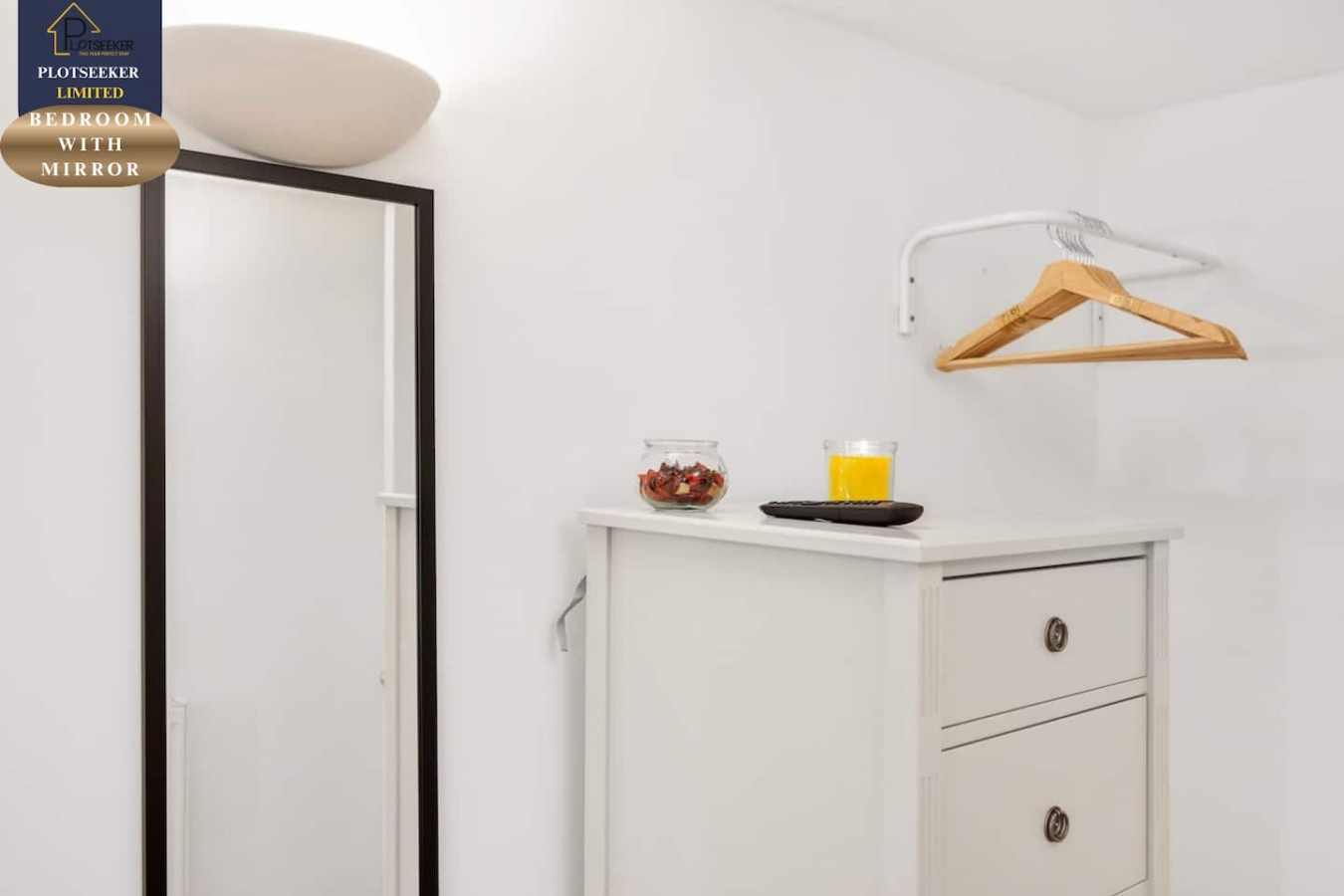 BEDROOM WITH MIRROR