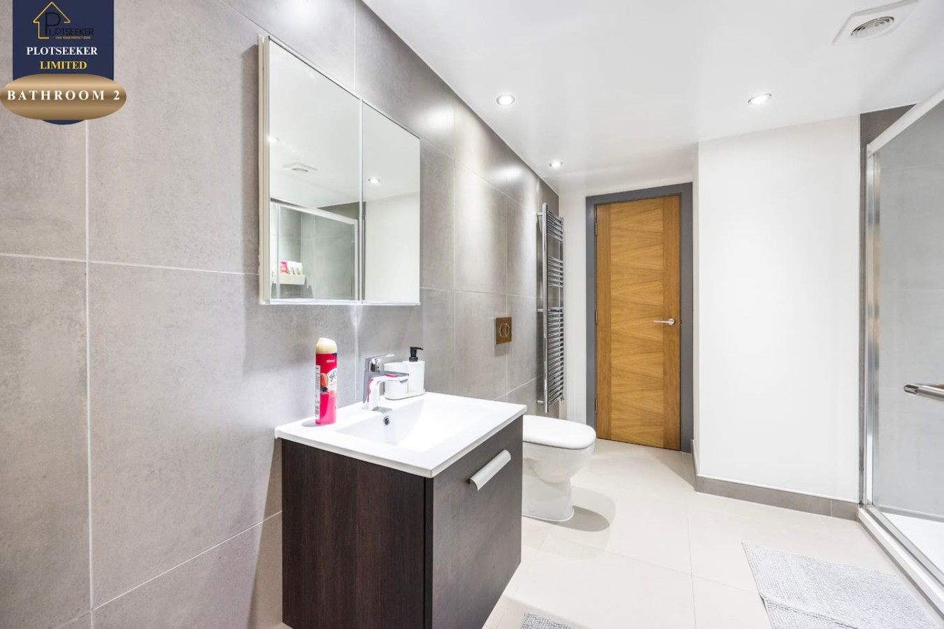 BATHROOM WITH COMPLIMENTARY TOILETRIES