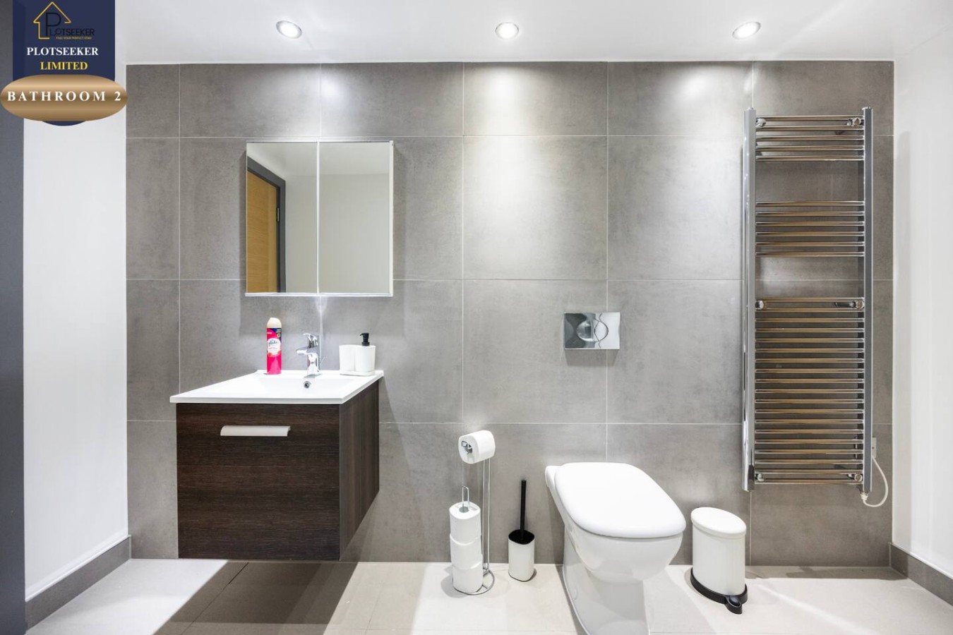 BATHROOM WITH COMPLIMENTARY TOILETRIES