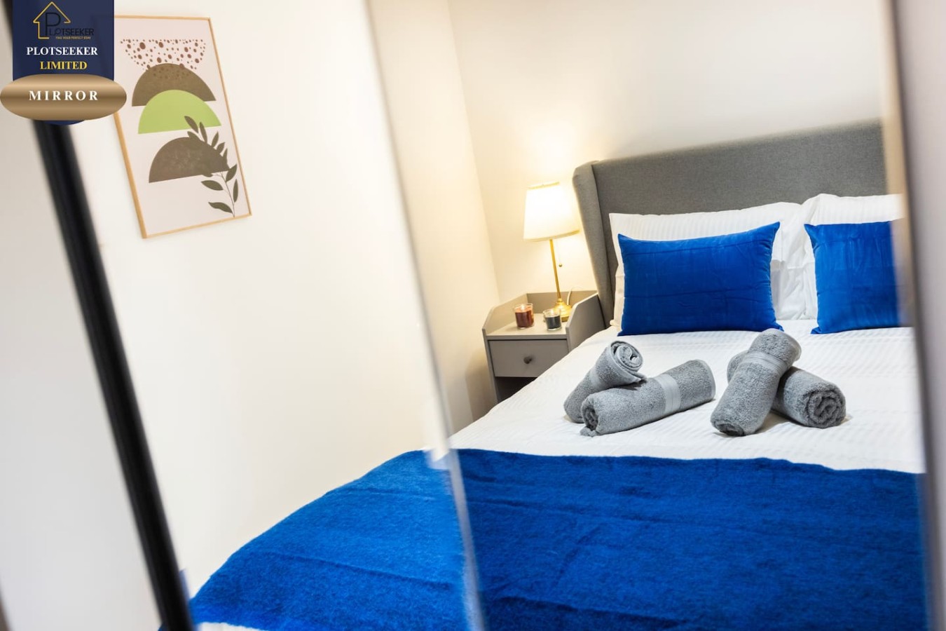 BEDROOM WITH MIRROR