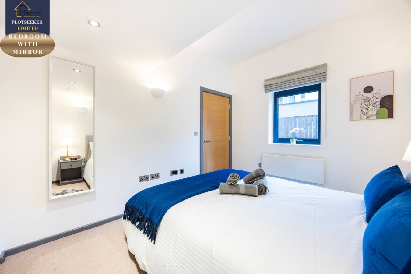 BEDROOM WITH MIRROR