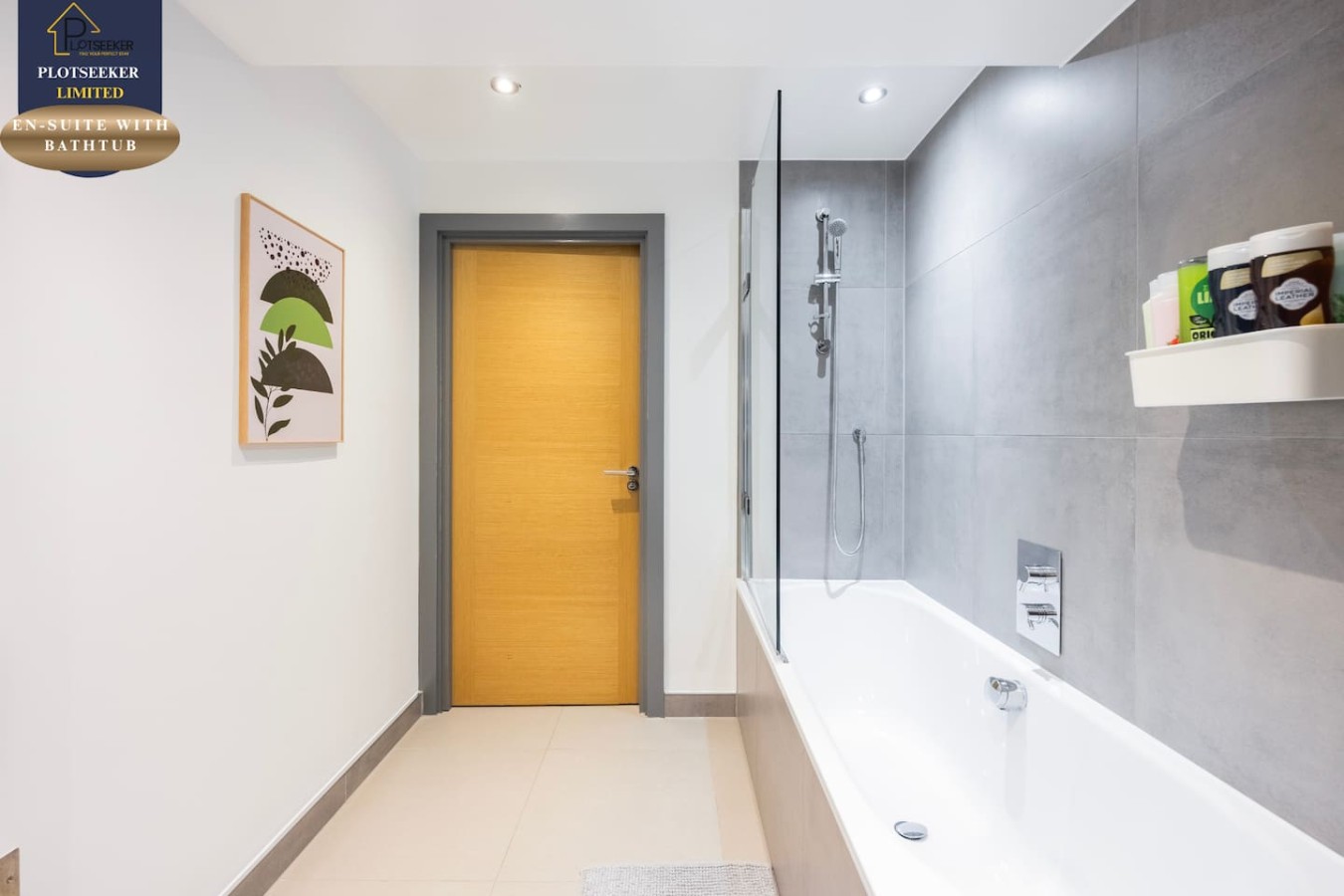 BATHROOM WITH BATHTUB AND ESSENTIALS