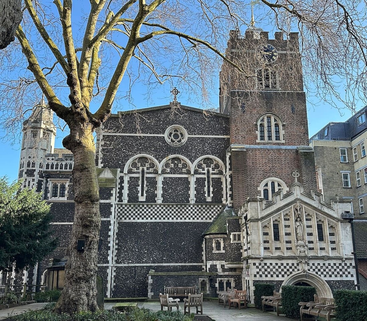 Smithfield Market & St Bartholomew the Great - 10 Minute walk Atmospheric historic market lanes and one of London’s oldest churches — perfect for moody photos and quiet discovery.