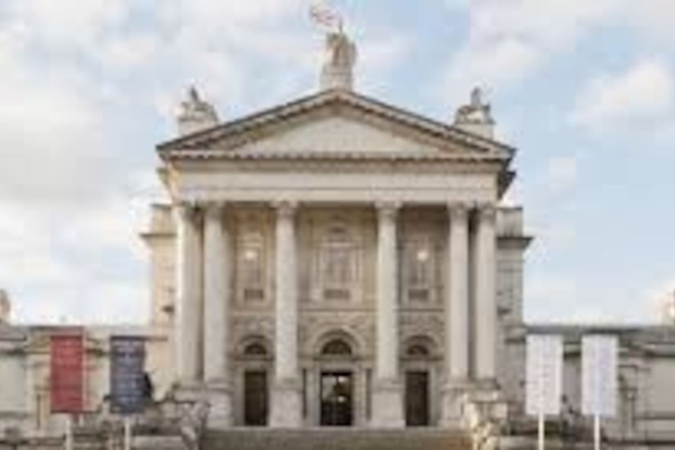 Tate Britain (0.8 miles / 15-min walk) One of London’s top art museums, featuring British masterpieces and contemporary works in a grand riverside setting. A peaceful and inspiring visit for art lovers.