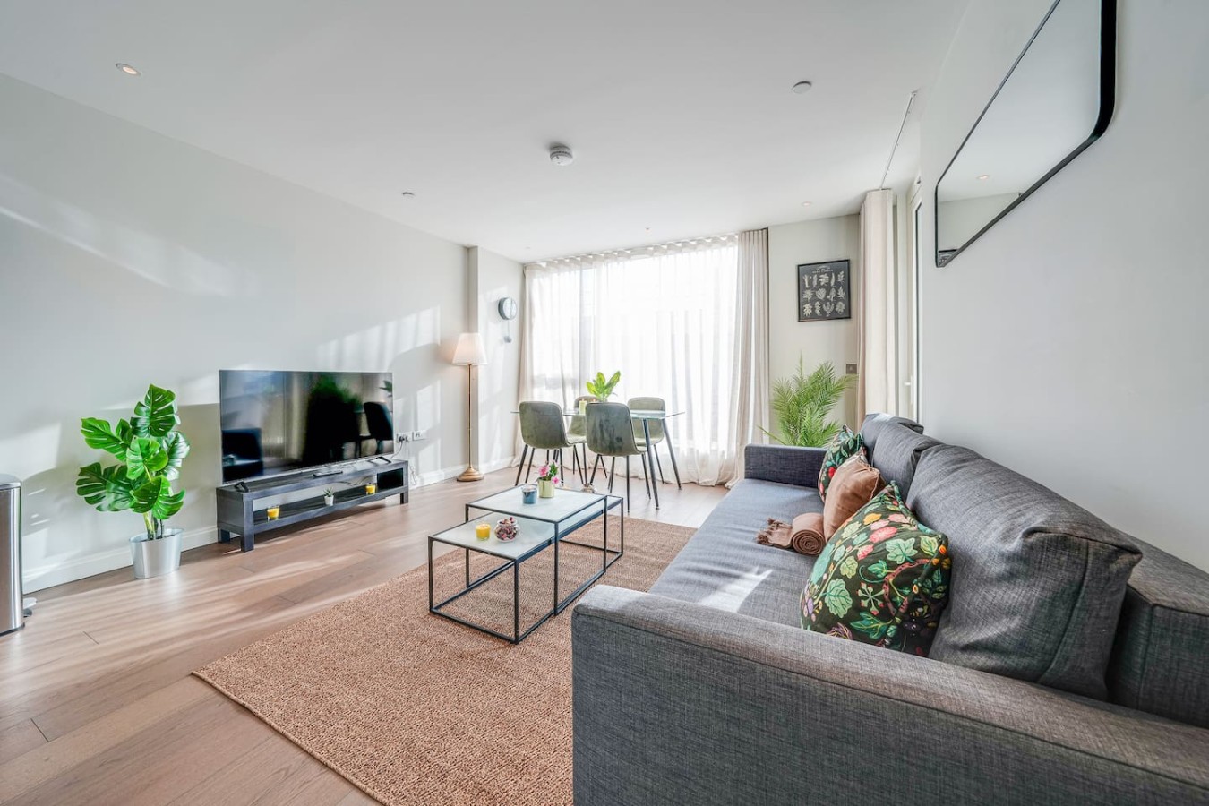 High-End 1BR | AC & Balcony | Vauxhall Zone 1