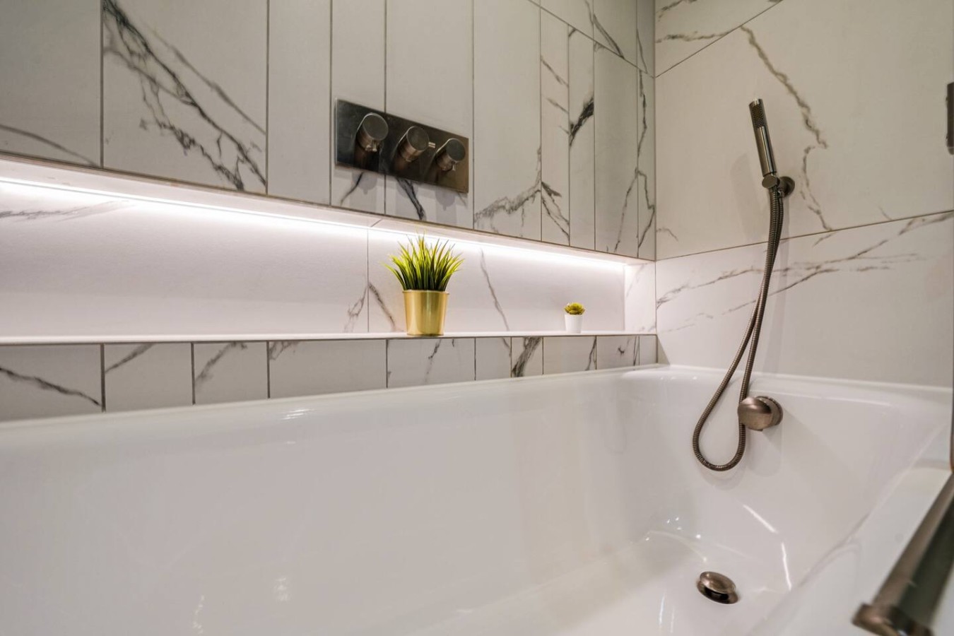 Bathroom tub