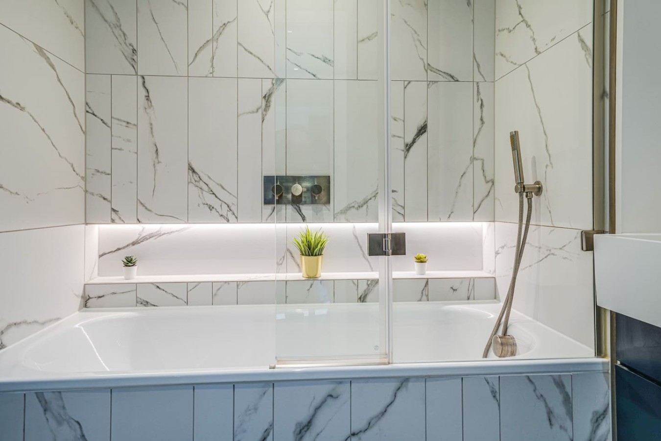 Bathroom tub