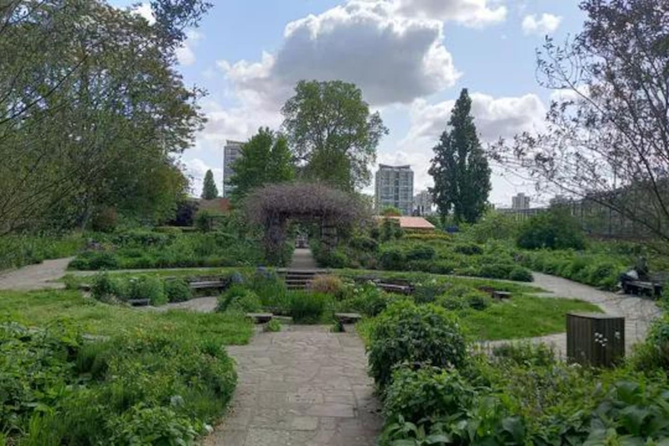 Kennington Park (0.4 miles / 7-min walk) A beautiful, spacious park with gardens, tennis courts, a café, and play areas. Loved by locals and families looking to enjoy a bit of greenery in the city.