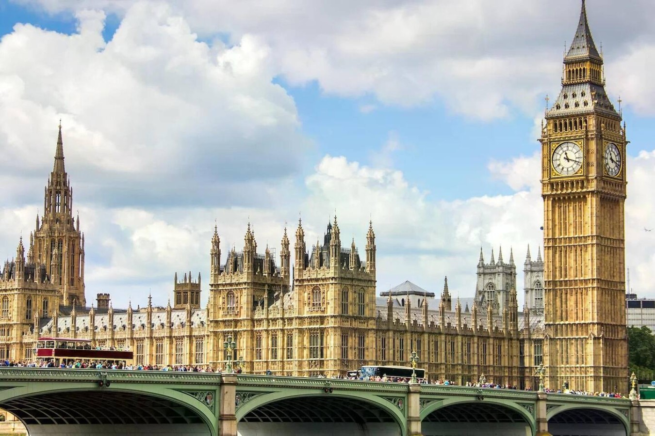 Big Ben & Westminster (1.6 miles / 10 mins by tube) An iconic symbol of London—perfect for first-timers looking to explore Parliament Square, the Houses of Parliament, and nearby Westminster Abbey. A must-see for anyone visiting the city!