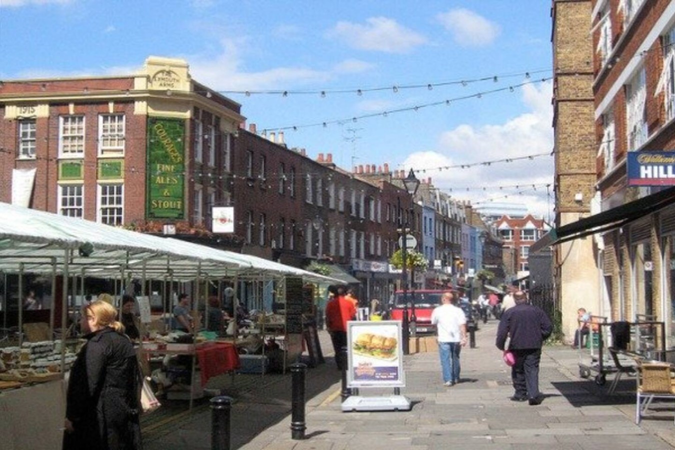Exmouth Market - 11 minute walk A foodie’s dream 8 minutes away — lively street food, cosy cafés and weekend market vibes.