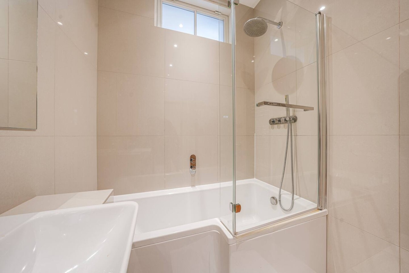 Bathtub in bathroom 3