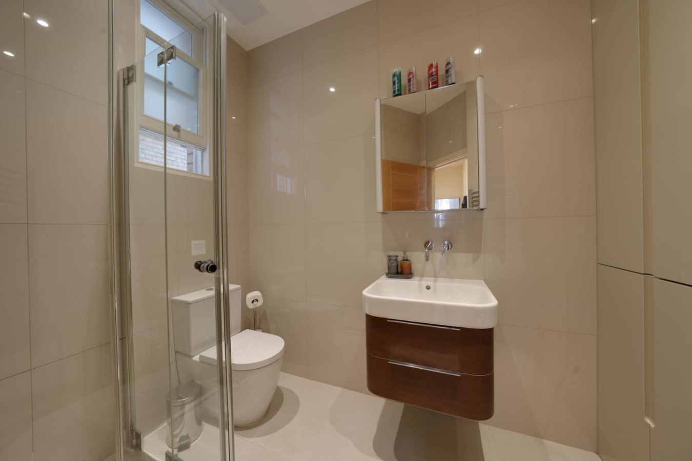 Full bathroom 2