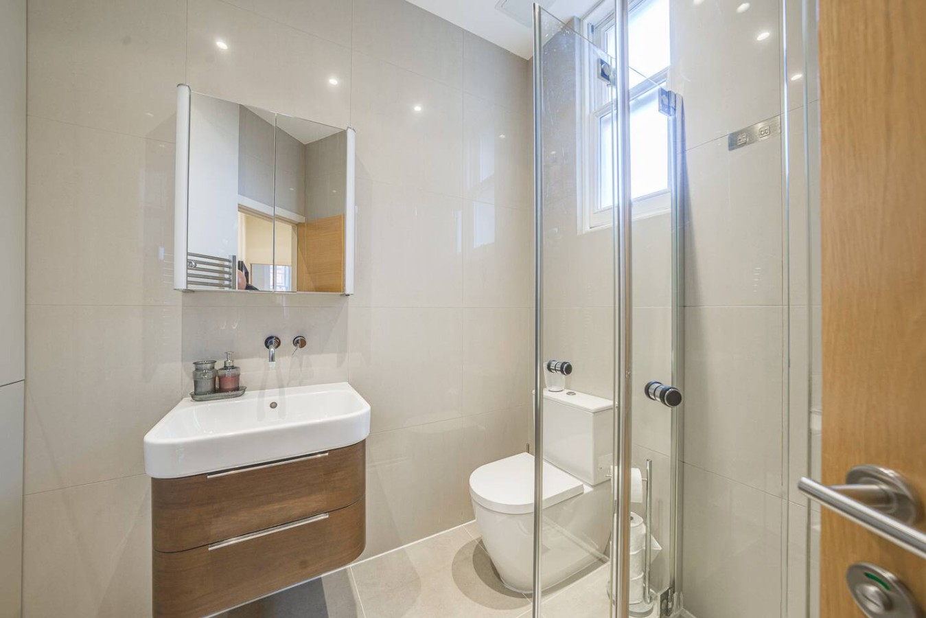 Full Bathroom 1