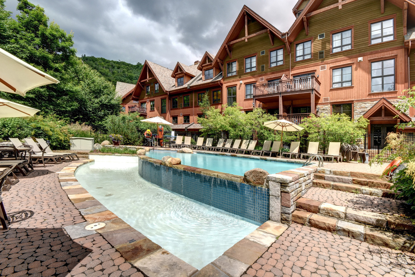 Ski In Ski Out Access And Cozy Balcony - Delightful Mountain Retreat - Mont-Tremblant
