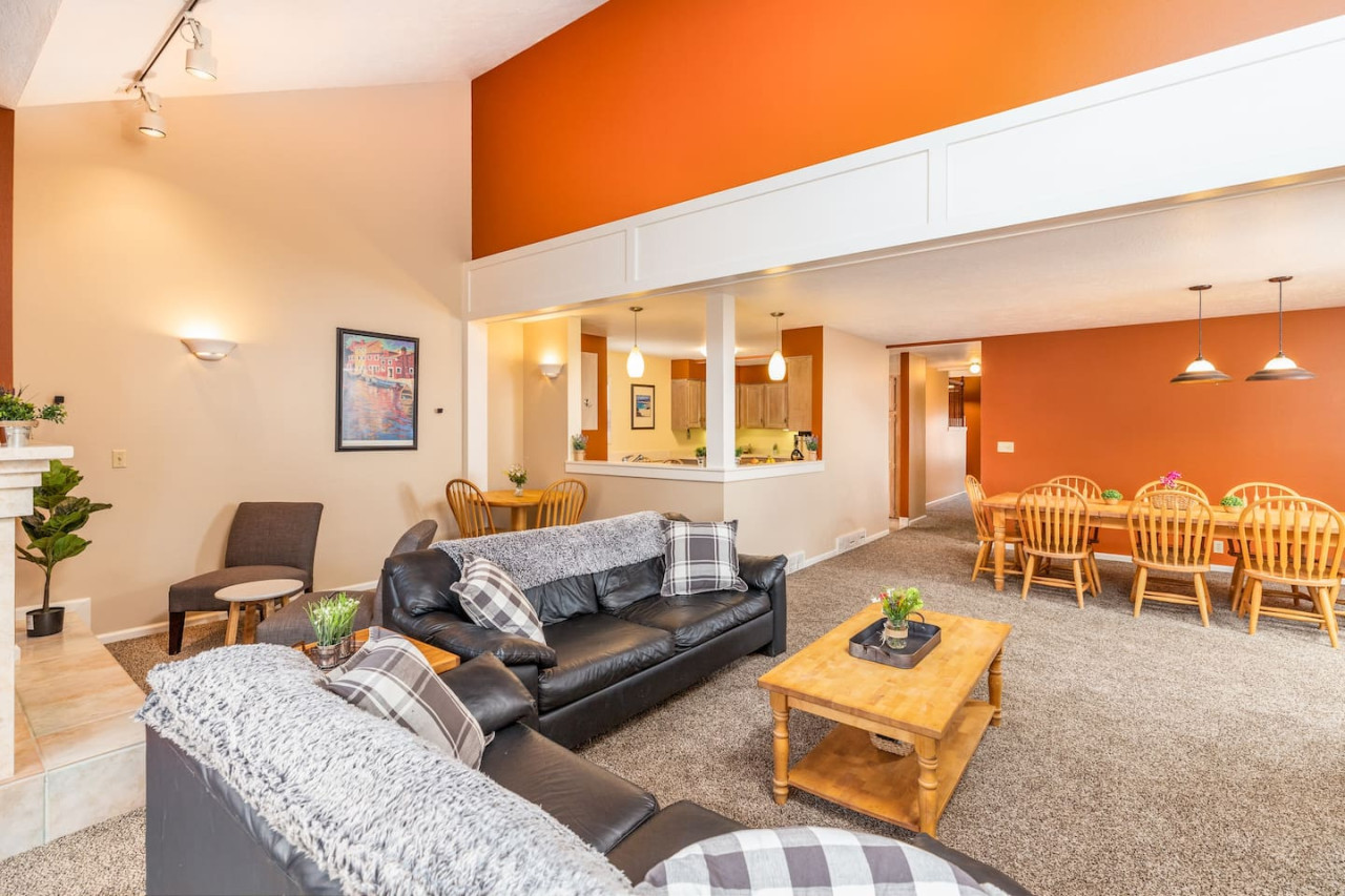 Private Hot Tub And Spacious Design - Charming Retreat - Sandy, UT